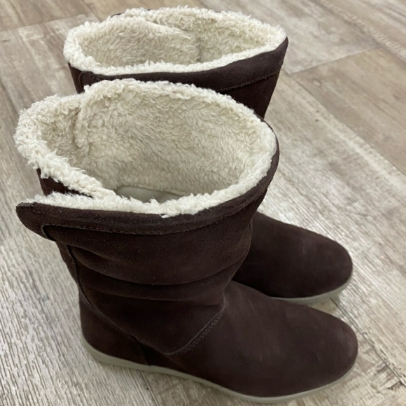 Crocs Adela Fold Over Fuzz Booties Mahogany 6 New - Picture 3 of 5